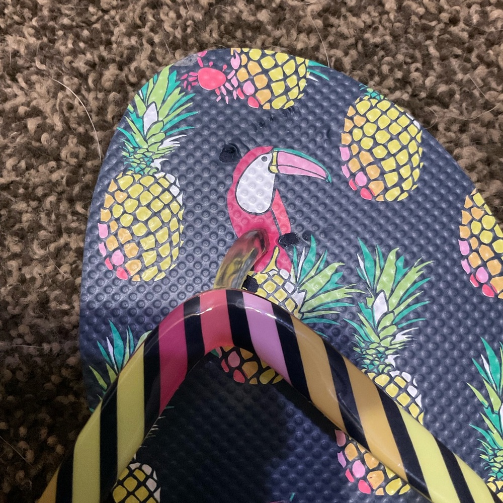 VERA BRADLEY TOUCAN PARTY PINEAPPLES FLIP FLOPS - Picture 6 of 7